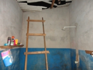 Marido sobe em telhado pra flagrar traição de esposa e acaba caindo no quarto do amante