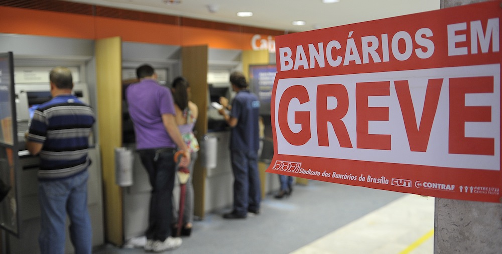 Bancários fazem assembleia para decidir fim da greve ou manutenção