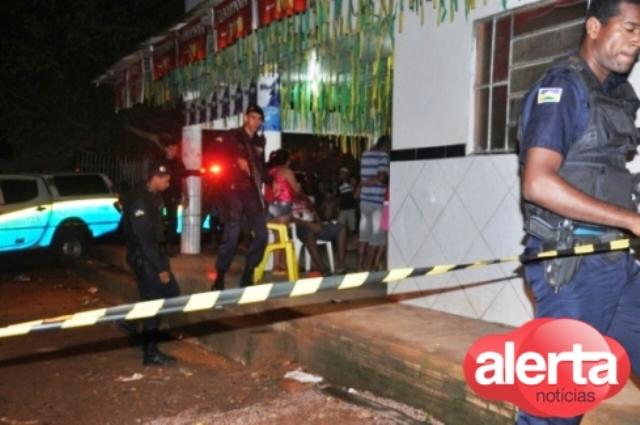 Albergado é executado a tiros em bar