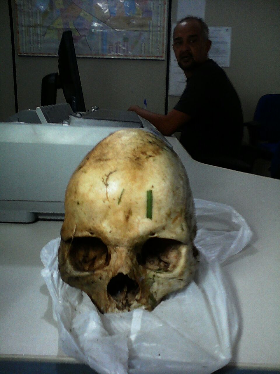 Morador encontra crânio humano ao roçar terreno