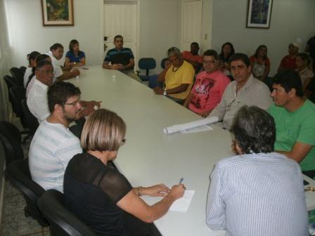 Prefeito e representantes do Deosp participam de reunião com comerciantes da Praça Jorge Teixeira