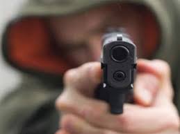 USANDO ARMAS DE GROSSO CALIBRE, LADRÕES ROUBAM DUAS MOTOS NA LINHA G