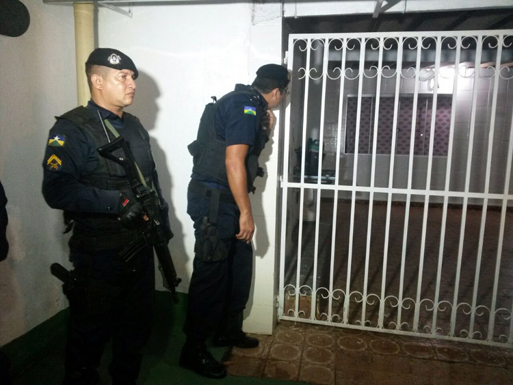 Bandido invade casa e rende casal, mas é surpreendido pela PM e se entrega após negociação
