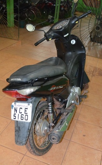 Polícia flagra dupla embarcando motocicleta