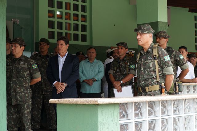 PREFEITO PRESTIGIA TROCA DE COMANDO NO 6º BIS