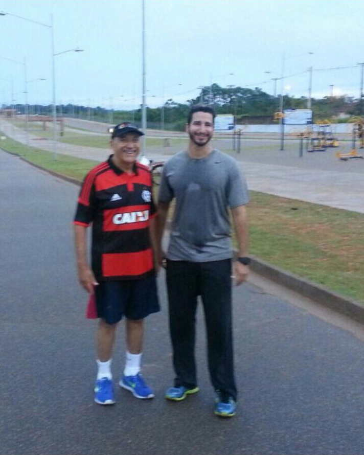 Um dia após tentativa de rapto, governador faz caminhada no Espaço Alternativo e diz que iluminação é belíssima